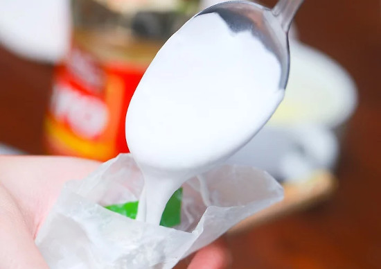 Xúc kem bơ vani phủ vào túi bắt kem