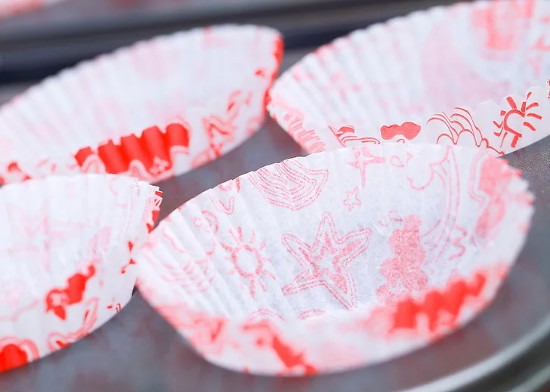 Lót khuôn giấy vào khuôn nướng muffin bằng thiếc