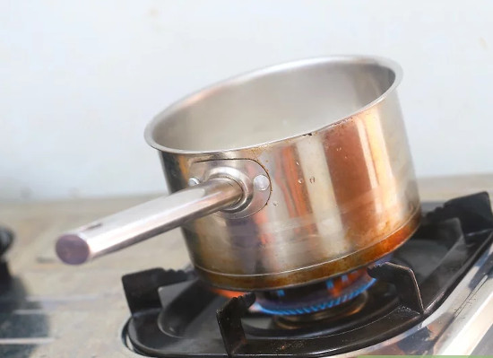 Làm nóng 1/4 cốc sữa và hạt cùng vỏ quả vani trong một nồi nhỏ