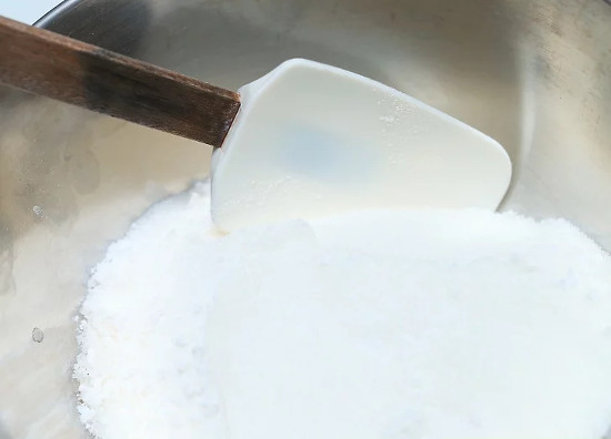 Trộn bột mỳ, đường, bột nở và muối vào một chiếc bát