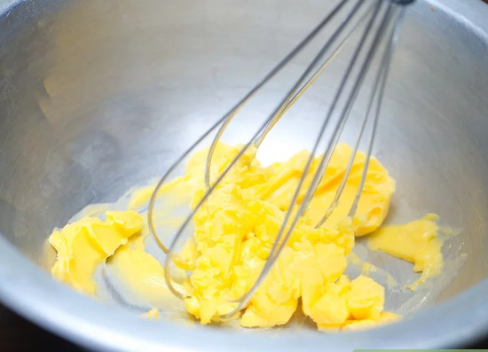 Đánh 4 thìa canh bơ nhạt cho tới khi tan chảy