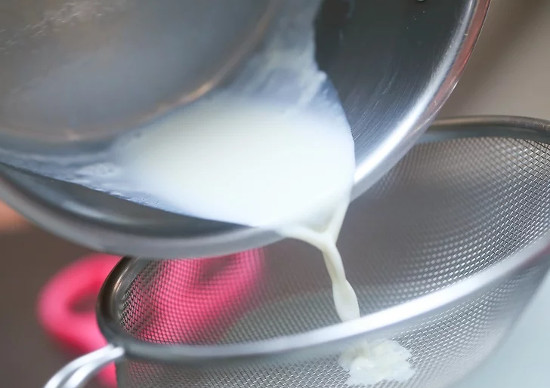 Dùng rây lọc hỗn hợp sữa vào bát. Vứt bỏ vỏ quả vani.