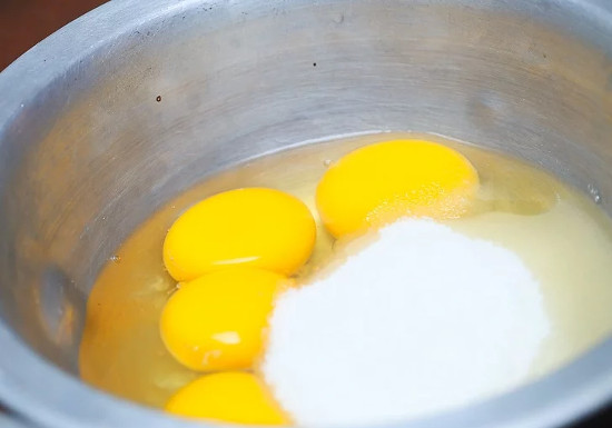 Đánh trứng, lòng đỏ trứng và đường