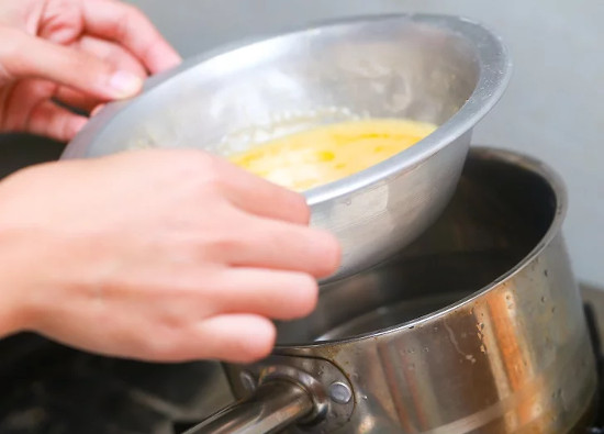 Đặt bát trộn trên một nồi nước sôi liu riu