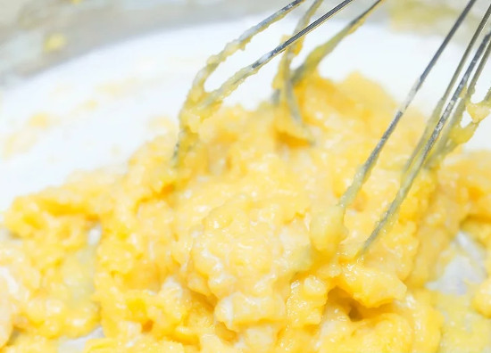 Trộn hỗn hợp bột vào hỗn hợp trứng thành ba mẻ