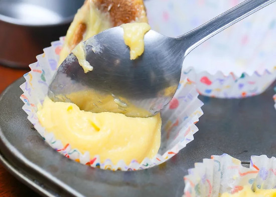 Xúc bột đầy 2/3 khuôn