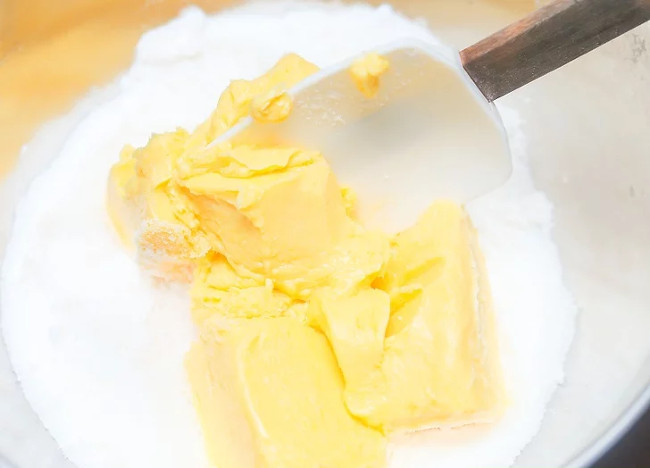 Cho 4 thanh bơ nhạt vào hỗn hợp