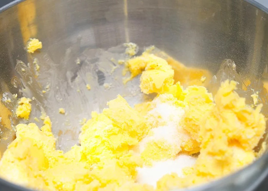 Cho bơ và đường vào