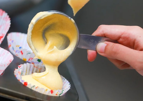 Xúc mẻ bột đã chuẩn bị vào từng khuôn cupcake nhỏ và nướng trong lò đã làm nóng trong khoảng 20-25 phút