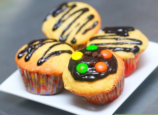 Phết kem đường hoặc kem bơ phủ lên trên cupcake và dùng bánh