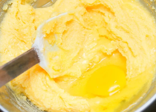 Cho 4 quả trứng lớn vào hỗn hợp, mỗi lần một quả