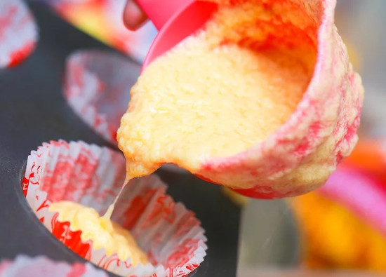 Cho bột vào đầy 2/3 khuôn