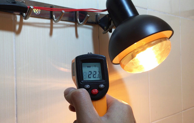 Khi mới bật đèn nhiệt độ trong phòng chỉ có 22 độ C