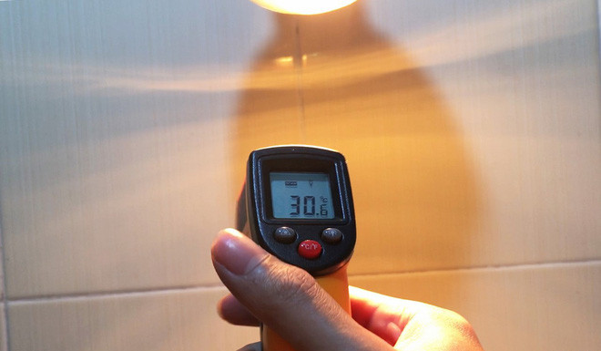 Sau một phút bật đèn nhiệt độ trong phòng tăng lên 8 độ