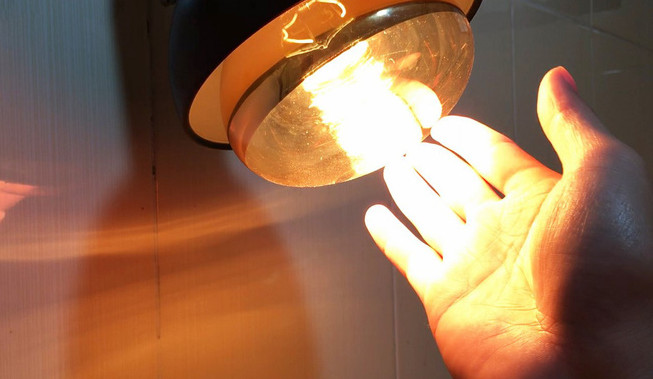 Chiếc đèn sưởi này khá an toàn, dù bạn có chạm tay vào cũng không lo bị bỏng