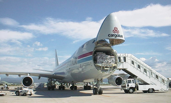 Các kỹ sư đã quyết định thiết kế mũi máy bay có thể đóng mở, biến nó thành một cánh cửa khổng lồ