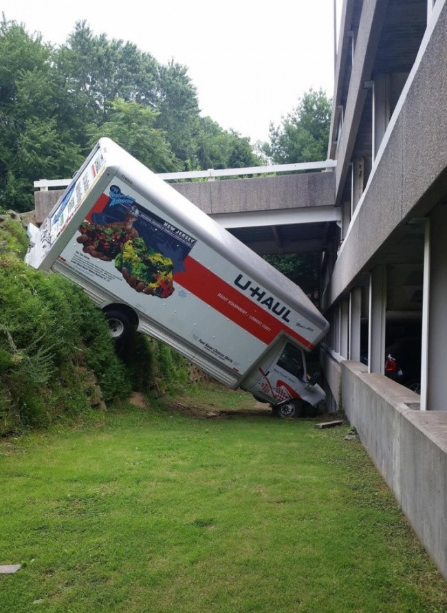 Không biết ai đã có ngày tồi tệ - người lái xe hay sinh viên của trường?