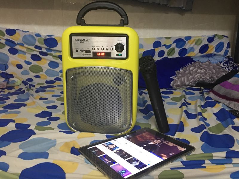 Loa SoundMax M-1 có trọng lượng chỉ 2.6kg, đi kèm 1 micro không dây