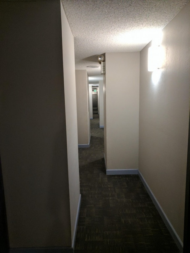 Chỉ cần tưởng tượng cảnh một người giao hàng phải vận chuyển chiếc ghế sofa đến căn hộ cuối hành lang đã đủ hãi hùng rồi!