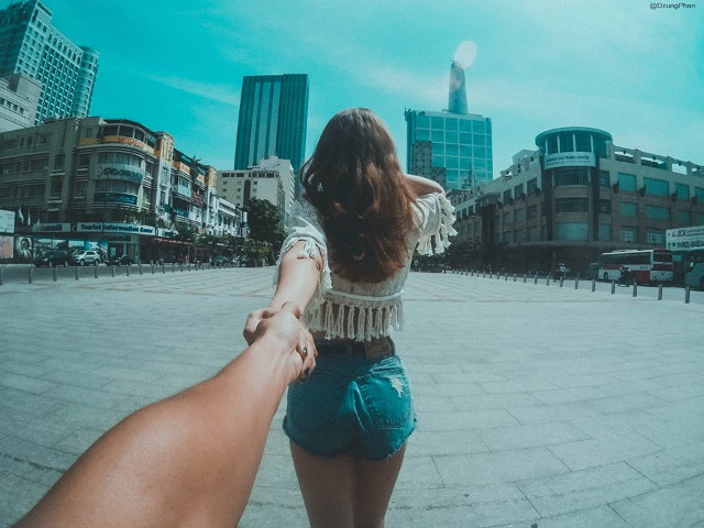 Chạm khẽ cẳng tay