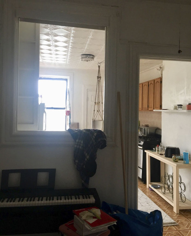 Trên kệ tủ bằng gỗ có gì nào?