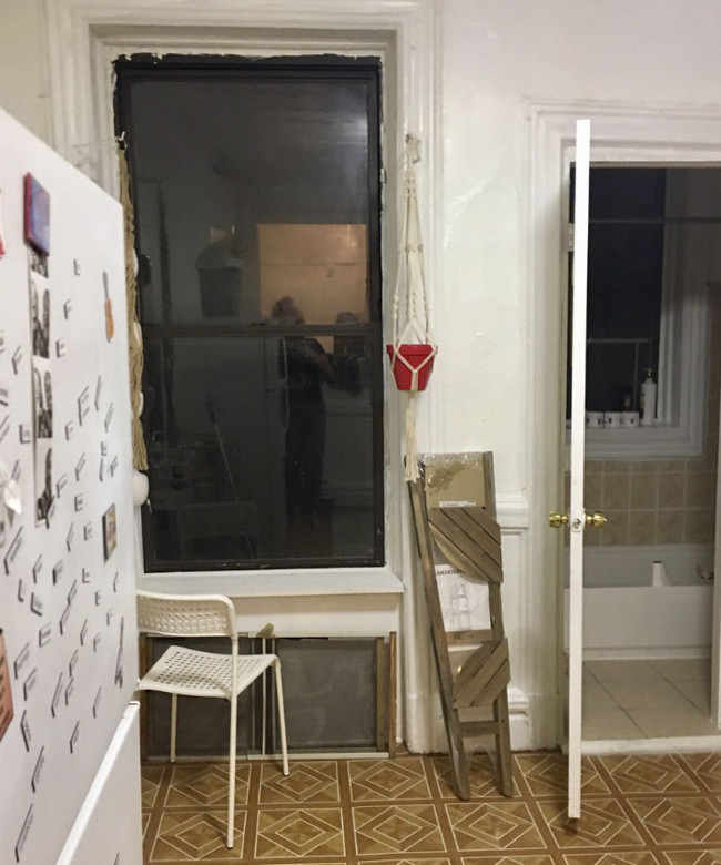 Đằng sau tấm kính mờ là gì nhỉ?