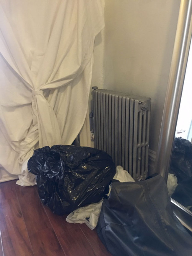 Bạn đã thấy khuôn mặt bé xinh nũng nịu bên cạnh chiếc rèm cửa chưa?