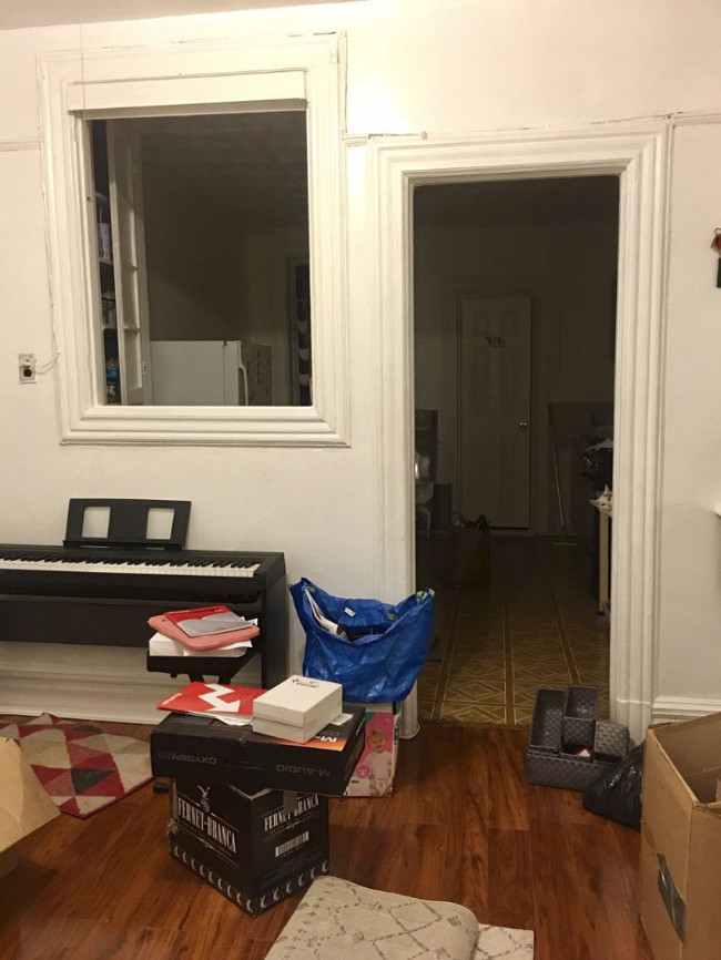 Cô ta đang ở ngay mép cửa đợi bạn tìm kia kìa