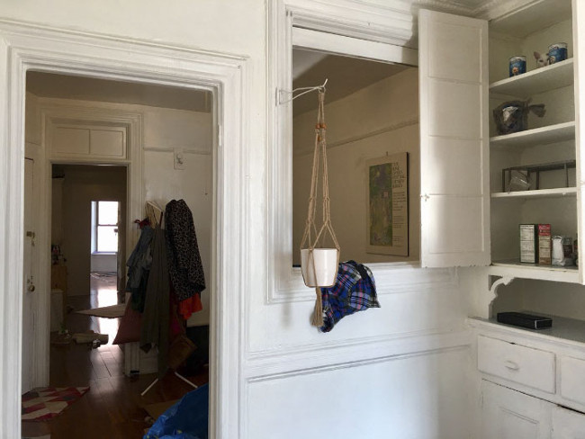 Tầng trên cùng của chiếc kệ màu trắng nhỏ xinh đó