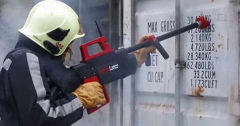 Súng cứu hỏa phun nước "khủng" xuyên thủng tường bê tông, cửa sắt