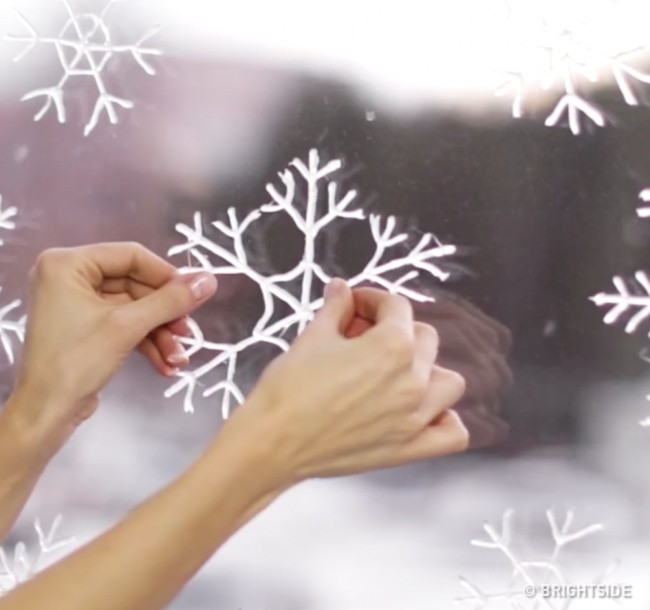 Bông tuyết gắn trên cửa sổ