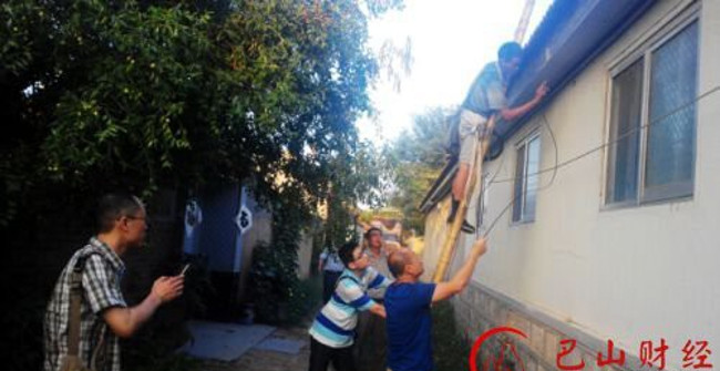 Một người phụ nữ ở An Dương, Trung Quốc đã cắt một lúc 8 đường dây cáp quang mắc qua nhà vì lo sợ dây mạng sẽ làm xấu phong thủy nhà mình