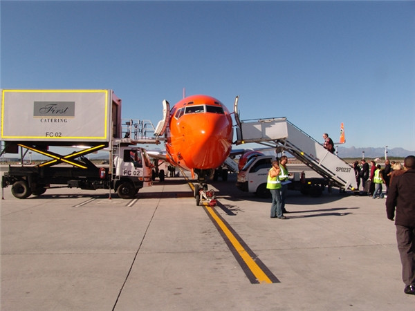 Để giảm nguy cơ bị thương do các phương tiện di chuyển, việc tách biệt rõ ràng giữa hành khách và các hoạt động dịch vụ mặt đất là cần thiết