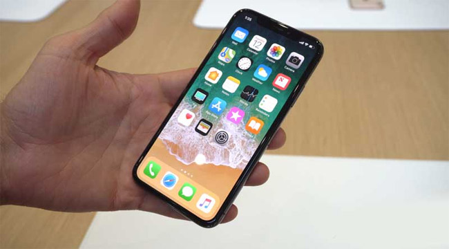Kiểm tra màn hình iPhone X cũ. 