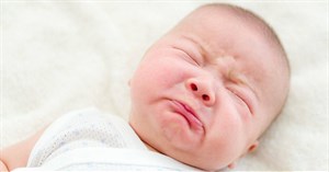 Trẻ sơ sinh bị căng thẳng cảm thấy đau nhiều hơn, nhưng không biểu hiện qua khóc
