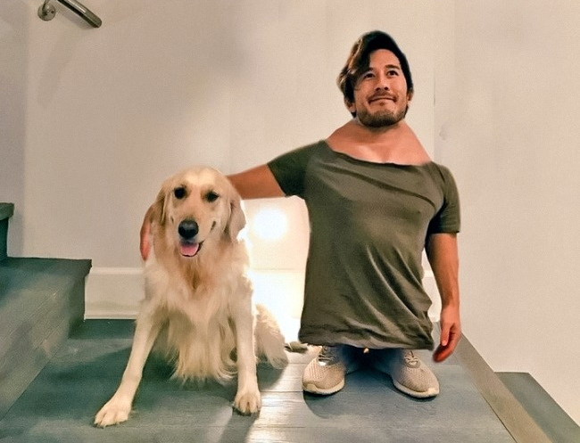 Muốn chỉnh ảnh đang ôm chú chó, mà gặp người chỉnh không có tâm, vừa lùn vừa xấu là chuyện đương nhiên.