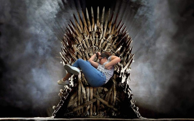 Người ta ngồi chiễm chệ uy nghi, còn tôi nằm co ro trên bàn chông.