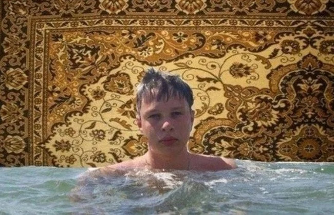 Không được đi biển thì xả nước ngập nhà rồi bơi