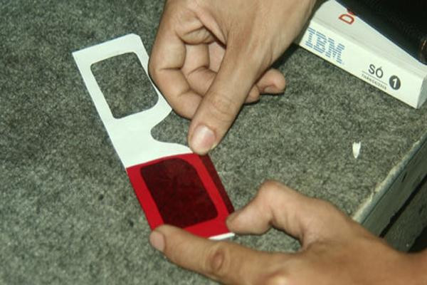 Dùng giấy để làm mắt kính 