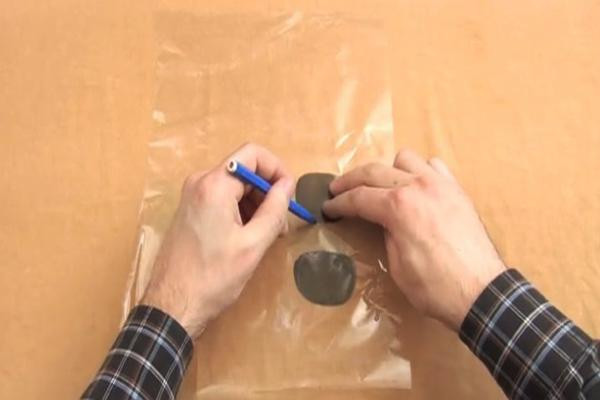 Cắt hai bìa nhựa bằng mắt kính 