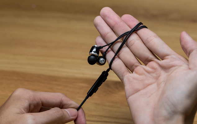 Quấn dây tai nghe lại