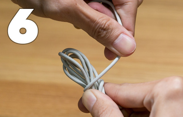 Quấn một đường tròn để cố định tai nghe