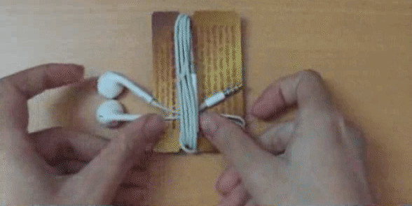 Cuối cùng, bạn chỉ việc nhét cái đoạn dây còn thừa vào