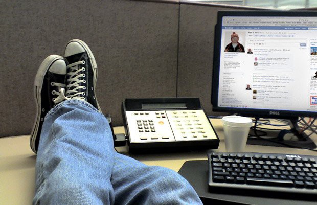 Những nhân viên thường xuyên làm việc riêng trên mạng Internet có ít hiểu biết về bảo mật thông tin