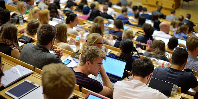 Các thiết bị di động và máy tính xách tay chiếm ưu thế trong lớp học