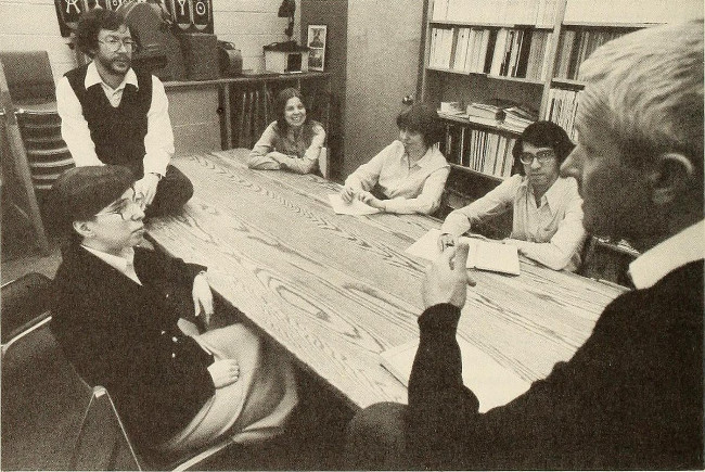 Công nghệ tương lai cũng đưa ra một số quan điểm triết học trong giáo dục.