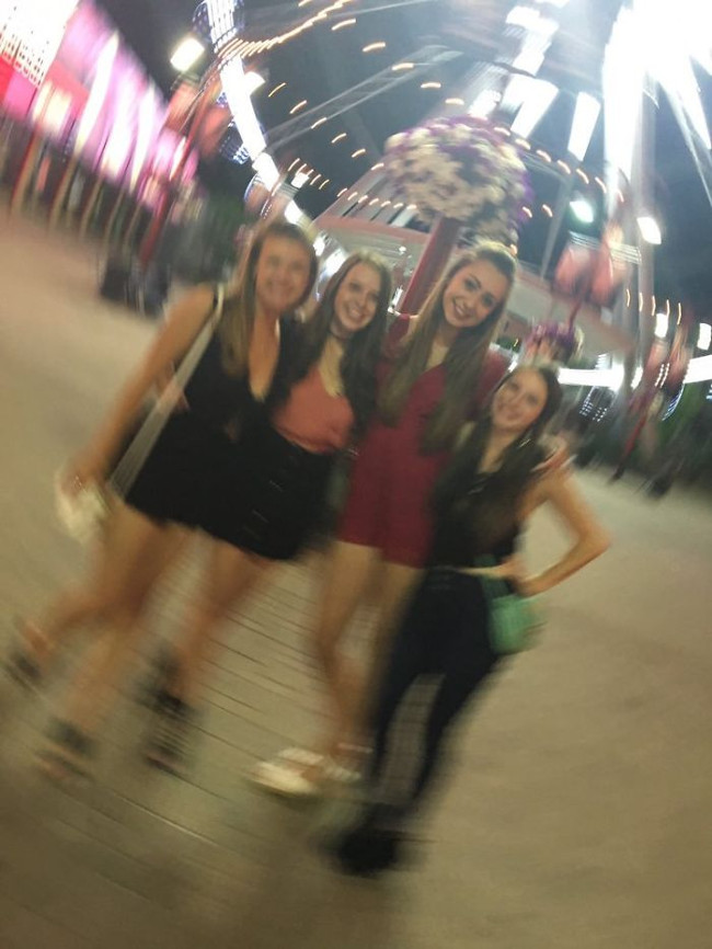 Mấy cô ấy chỉ nhờ chụp hộ chứ không nhờ phải chụp đẹp