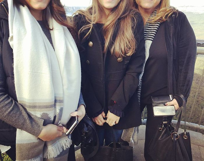 Giờ mới hiểu trẻ đẹp có tầm quan trọng như thế nào trong việc nhờ vả đối ngoại.