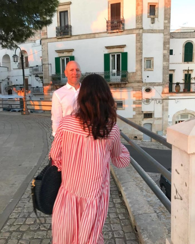 Ông nhờ tôi chụp hộ thôi chứ ông có dặn phải tránh cô áo kẻ ra đâu.