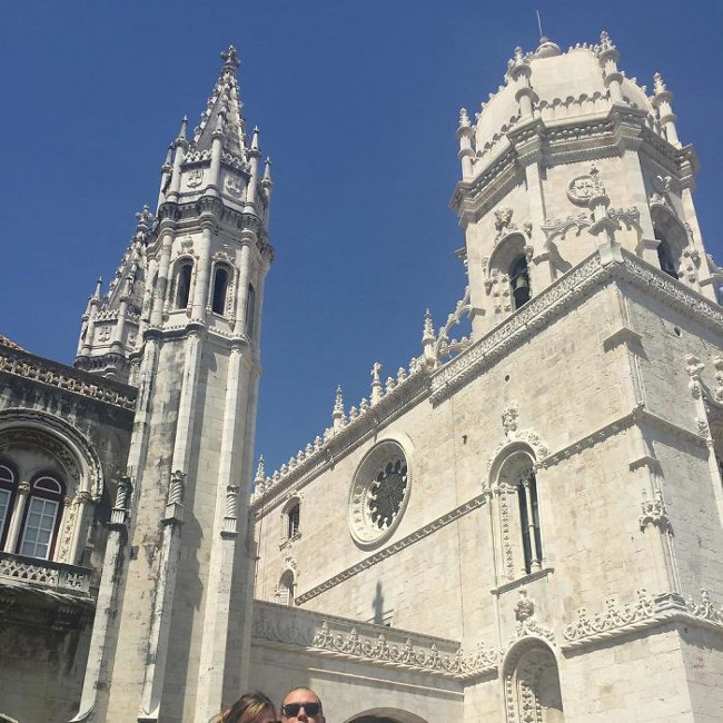 Khi vợ chồng bạn nhờ người khác chụp hộ ảnh có cả tòa tháp.